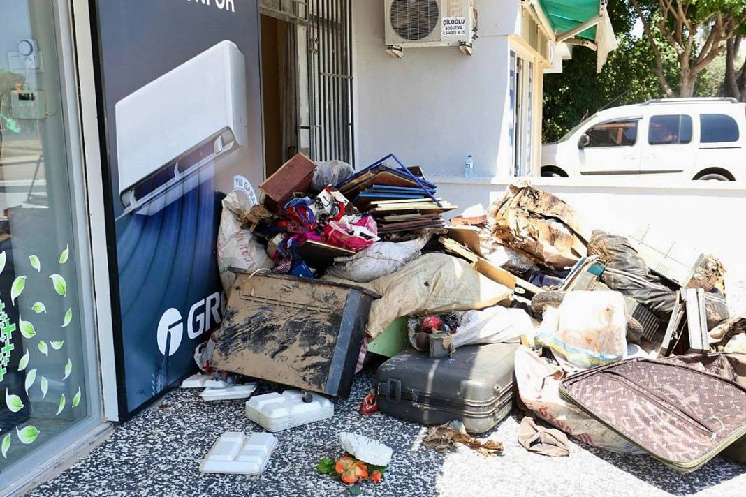 Kamyonlar yetmedi: Çöp partisi sona erdi! Apartmandan çıkanlar hayrete düşürdü 19